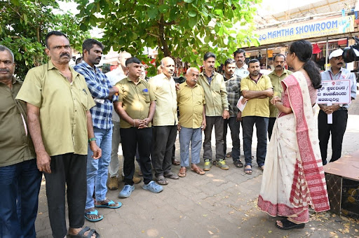 M.I.O. staff pause the march to speak directly with auto-rickshaw drivers and local workers in Sullia