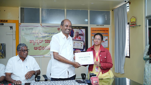 Jestalaxmi Boloor gives a token of appreciation to the dignitaries at the conclusion of the Ranebennur Cancer Awareness Rally